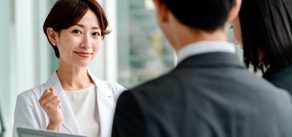 医師が条件・給与交渉で転職エージェントを利用する2つのメリット