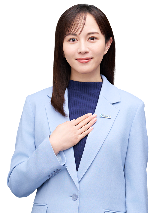 胸に手を当てるエムステージエージェントの担当者